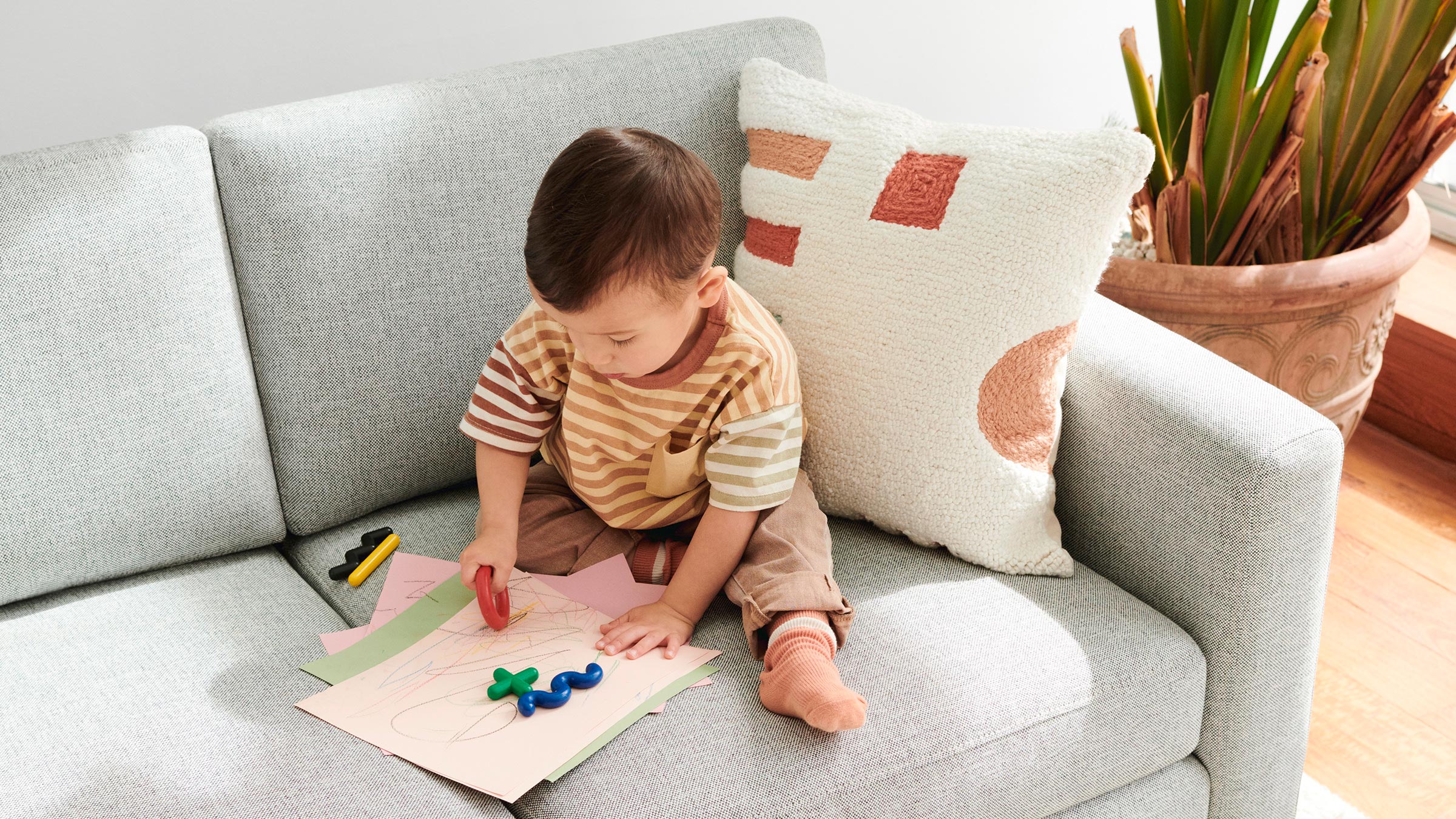 lifestyle-child_on_nomad_sofa_6fcf10cc-e987-4277-beb9-ef8e1c31b0ea.jpg