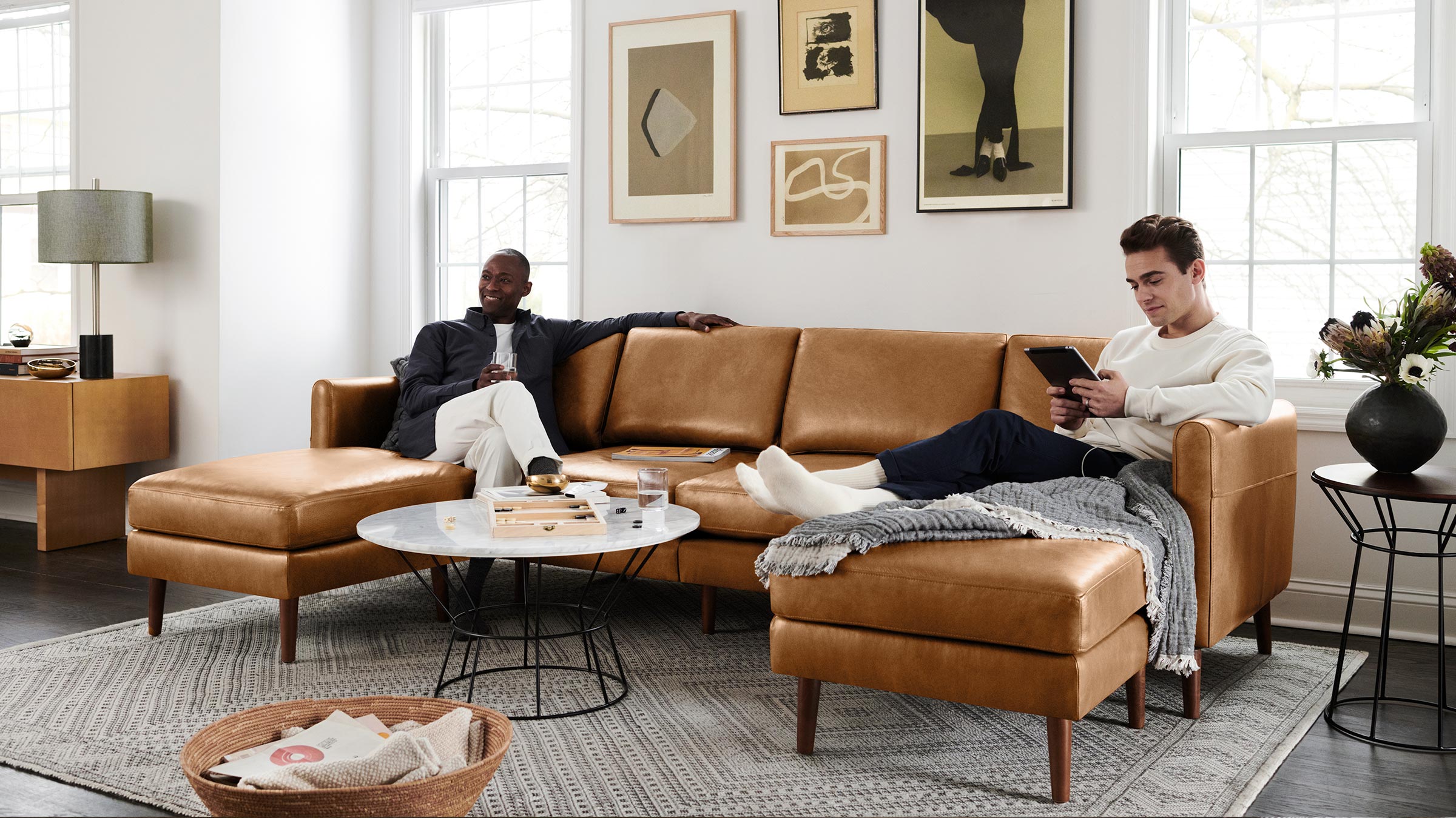 lifestyle_u_shaped_leather_nomad_two_men_2186867d-d476-4965-a3e5-d53fbb82920e.jpg